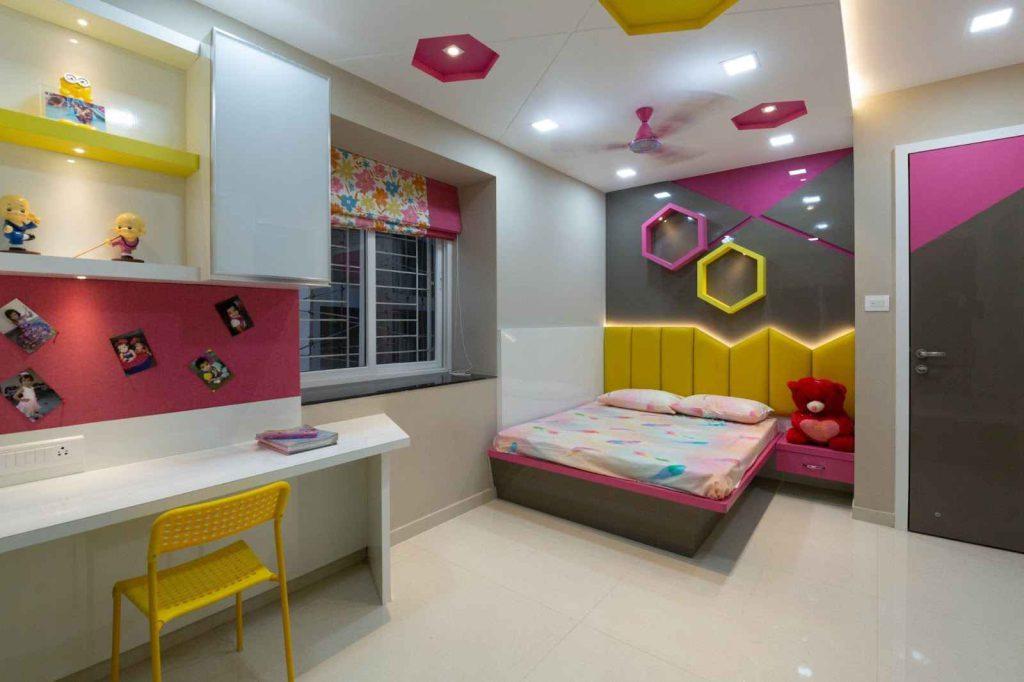 اتاق کودک با دیوار های دکور شده صورتی و زرد